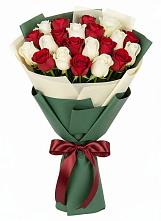 Букет Микс из красных и белых роз в Котласе
