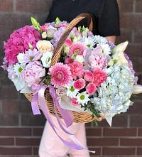 Композиция солнечный день в Котласе Цветочная композиция из Розы, Хризантемы, Пионы и Лизиантусы в корзине в Котласе