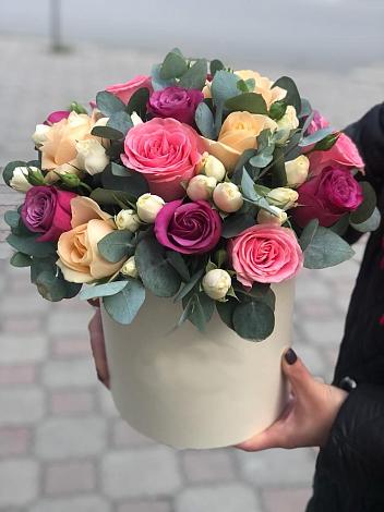 Цветочная композиция из Розы в шляпной коробке в Котласе