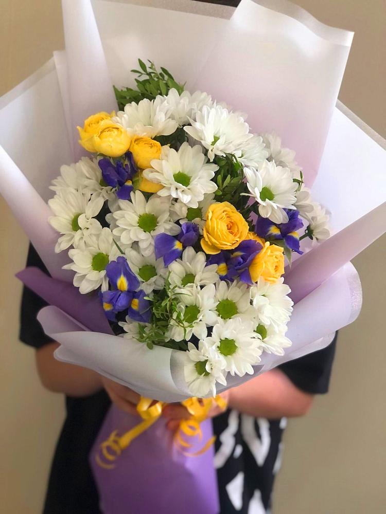 Букет цветов из: Ирисы, Хризантемы и Розы в Котласе
