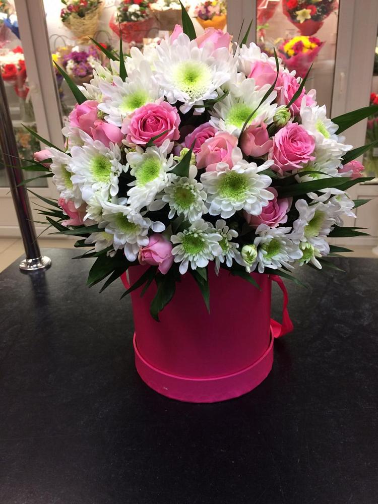 Цветочная композиция из Розы и Хризантемы в шляпной коробке в Котласе