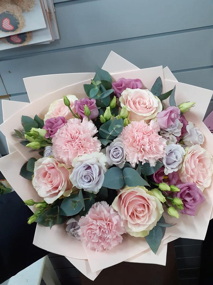 Букет цветов из: Розы, Гвоздики и Лизиантусы в Котласе