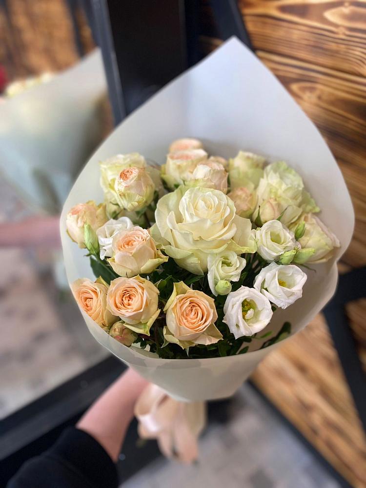 Букет цветов из: Розы и Лизиантусы в Котласе